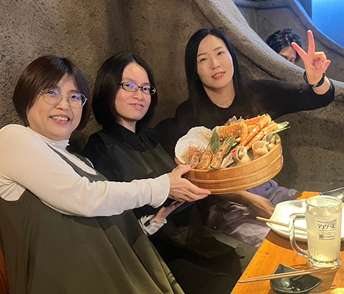 休暇を楽しむ女性の写真