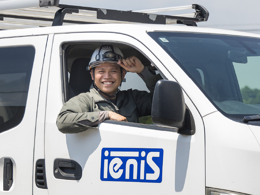 車に乗っている男性社員