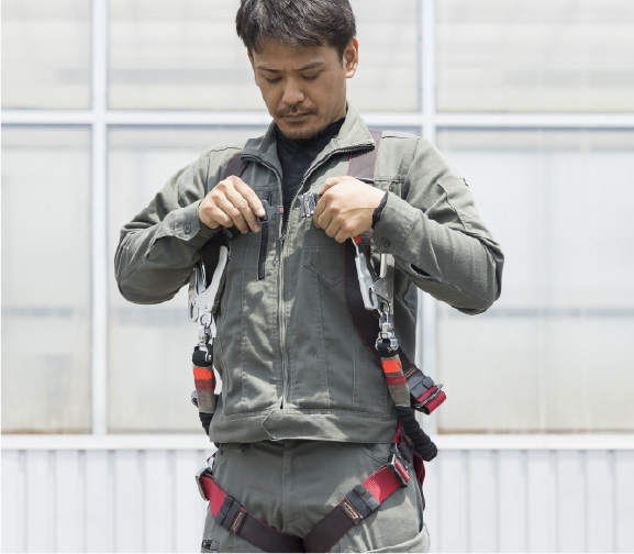 高所作業中の男性社員