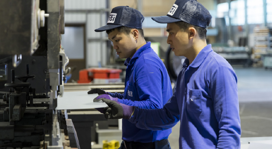 作業中の男性社員