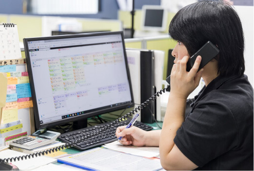 電話をする女性社員